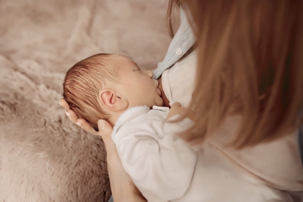 posizione abbraccio trasversale allattamento